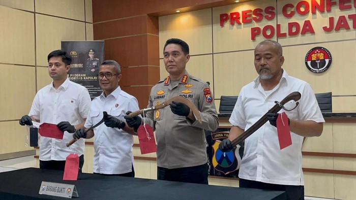 Barang bukti berbagai senjata tajam untuk memeras petani di Pasuruan