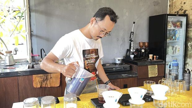 Pemilik kedai Titilaras, Arkha Tri Maryanto, membuat black coffe usai tak menyediakan americano di lapaknya, Rabu (4/3/2026)