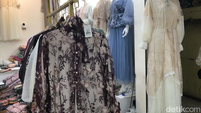 Penampakan gamis bini orang yang laris diburu jelang Lebaran di Pasar Beringharjo, kota Jogja, Rabu (4/3/2026).