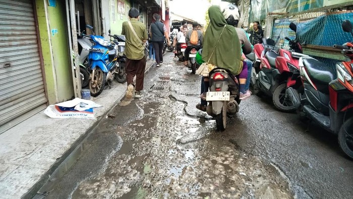 Penampakan Jalan ke Stasiun Citayam Depok Rusak