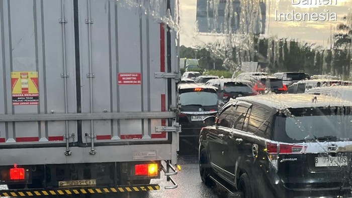 Truk Gangguan di Tol Tangerang, Arus Lalin Jakarta Terhambat