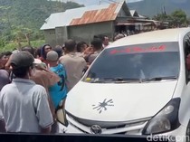 Beringasnya Massa Keroyok Pemobil gegara Minta Blokade Jalan Dibuka