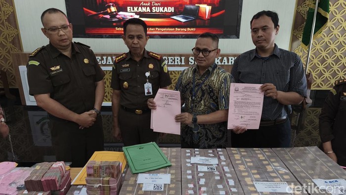Penyerahan barang bukti kasus sopir bawa kabur uang Rp 10 miliar Bank Jateng wonogiri, di Kejaksaan Negeri Solo, Rabu (4/3/2026).