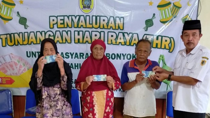 Penyerahan THR di Desa Bonyokan, Kecamatan Jatinom, Klaten.