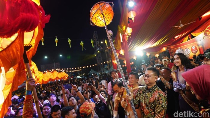 Perayaan Cap Go Meh 2577 di Kota Pontianak tak sekadar menghadirkan kemeriahan, tetapi juga memperlihatkan kuatnya harmoni di tengah keberagaman. Ribuan warga dari berbagai latar belakang etnis dan agama tumpah ruah memadati Jalan Gajah Mada untuk menyaksikan Parade Naga Bersinar, Selasa (3/3/2026) malam.