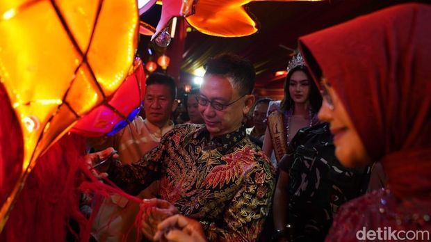 Wali Kota Pontianak Edi Rusdi Kamtono memotong jenggot naga