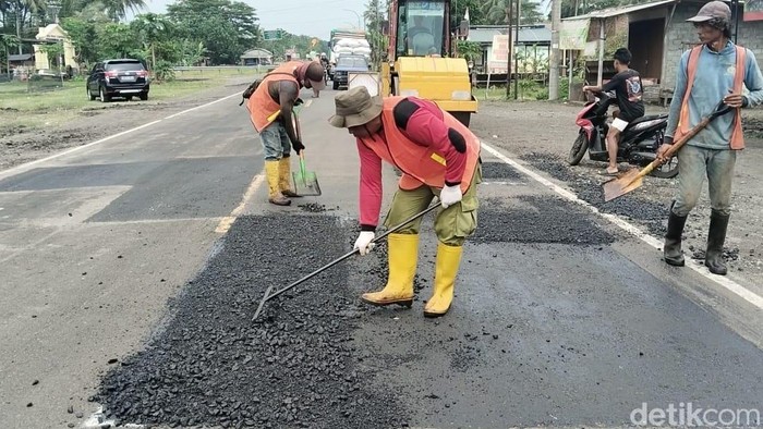 Perbaikan jalur Pansela di Jalan Daendels, Desa Keburuhan, Kecamaran Ngombol, Kabupaten Purworejo, Rabu (4/3/2026).