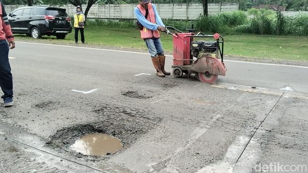 Perbaikan Jalan Perbaikan jalur Pansela di Jalan Daendels, Desa Keburuhan, Kecamaran Ngombol, Kabupaten Purworejo, Rabu (4/3/2026).