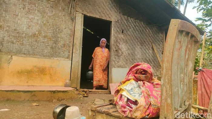 Perempuan Paruh Baya yang mulai bersiap beres-beres karena akan tergeser pembangunan KDMP