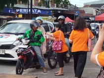 Toleransi Ramadan, Ibu-Ibu Jemaat Gereja Toraja Bagikan 200 Takjil ke Warga