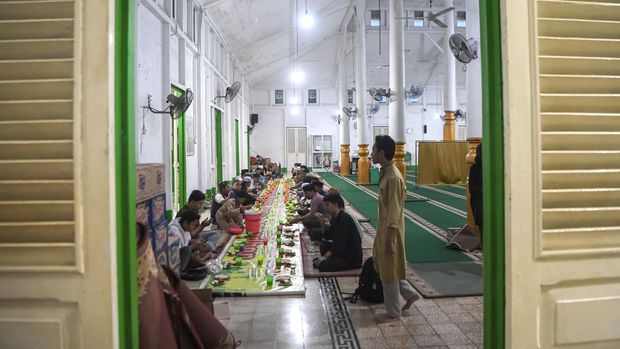 Pesona Masjid Tertua Kutai Kartanegara, Cagar Budaya yang Tetap Hidup Petugas menabuh bedug tanda masuknya shalat Magrib di Masjid Jami Aji Amir Hasanuddin di Tenggarong, Kutai Kartanegara, Kalimantan Timur, Selasa (3/3/2026). Masjid tertua di wilayah tersebut merupakan peninggalan sejarah dari Kesultanan Kutai Kartanegara dan ditetapkan sebagai situs cagar budaya yang dibangun pada akhir abad ke-19 (1874), dengan arsitektur kayu ulin khas Kalimantan Timur. ANTARA FOTO/M Risyal Hidayat