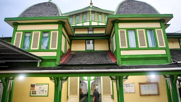 Pesona Masjid Tertua Kutai Kartanegara, Cagar Budaya yang Tetap Hidup Petugas menabuh bedug tanda masuknya shalat Magrib di Masjid Jami Aji Amir Hasanuddin di Tenggarong, Kutai Kartanegara, Kalimantan Timur, Selasa (3/3/2026). Masjid tertua di wilayah tersebut merupakan peninggalan sejarah dari Kesultanan Kutai Kartanegara dan ditetapkan sebagai situs cagar budaya yang dibangun pada akhir abad ke-19 (1874), dengan arsitektur kayu ulin khas Kalimantan Timur. ANTARA FOTO/M Risyal Hidayat
