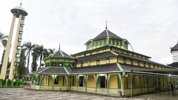 Petugas menabuh bedug tanda masuknya shalat Magrib di Masjid Jami Aji Amir Hasanuddin di Tenggarong, Kutai Kartanegara, Kalimantan Timur, Selasa (3/3/2026). Masjid tertua di wilayah tersebut merupakan peninggalan sejarah dari Kesultanan Kutai Kartanegara dan ditetapkan sebagai situs cagar budaya yang dibangun pada akhir abad ke-19 (1874), dengan arsitektur kayu ulin khas Kalimantan Timur. ANTARA FOTO/M Risyal Hidayat