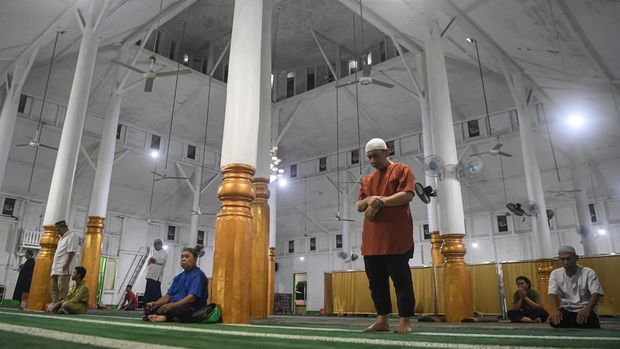 Pesona Masjid Tertua Kutai Kartanegara, Cagar Budaya yang Tetap Hidup Petugas menabuh bedug tanda masuknya shalat Magrib di Masjid Jami Aji Amir Hasanuddin di Tenggarong, Kutai Kartanegara, Kalimantan Timur, Selasa (3/3/2026). Masjid tertua di wilayah tersebut merupakan peninggalan sejarah dari Kesultanan Kutai Kartanegara dan ditetapkan sebagai situs cagar budaya yang dibangun pada akhir abad ke-19 (1874), dengan arsitektur kayu ulin khas Kalimantan Timur. ANTARA FOTO/M Risyal Hidayat