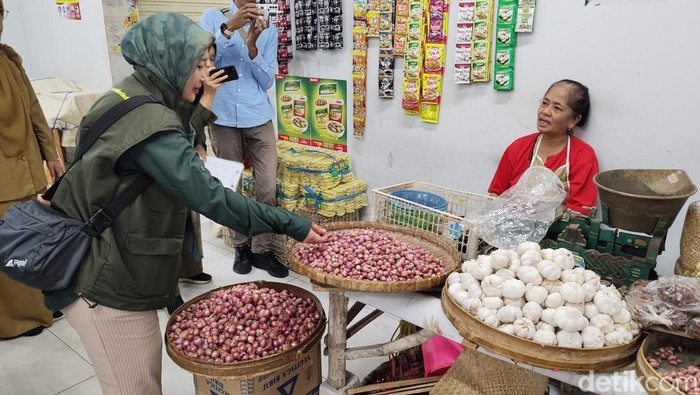 Petugas saat cek kesiapan ketersediaan bahan pokok.