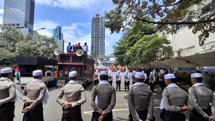 Polisi berpeci dikerahkan untuk kawal demo selama bulan Ramadan (dok.Polda Metro)