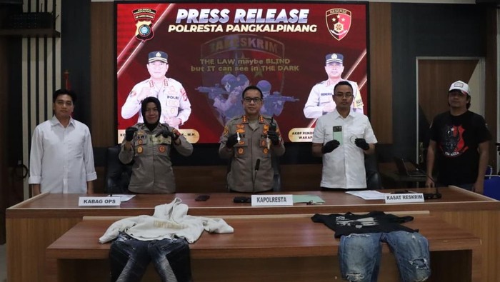 Polisi menunjukkan barang bukti hasil kejahatan kedua tersangka.