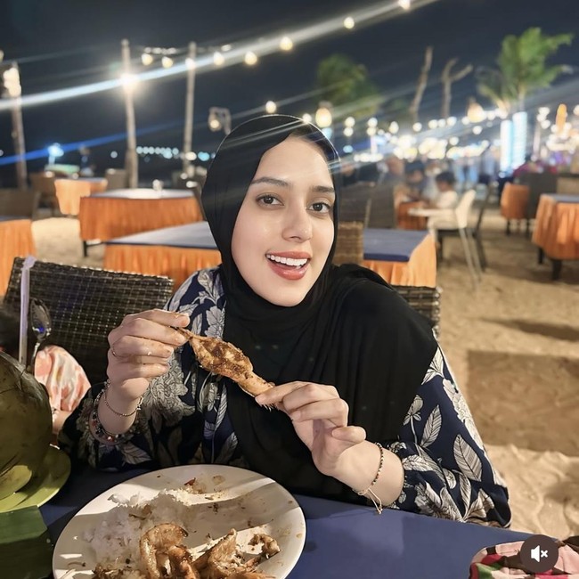 Potret Fairuz A Rafiq Makan Seafood di Bali hingga Rayakan Ultah Sang Kakak