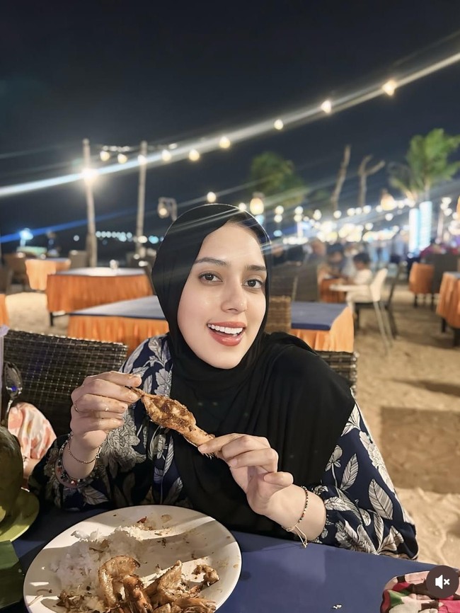 Potret Fairuz A Rafiq Makan Seafood di Bali hingga Rayakan Ultah Sang Kakak