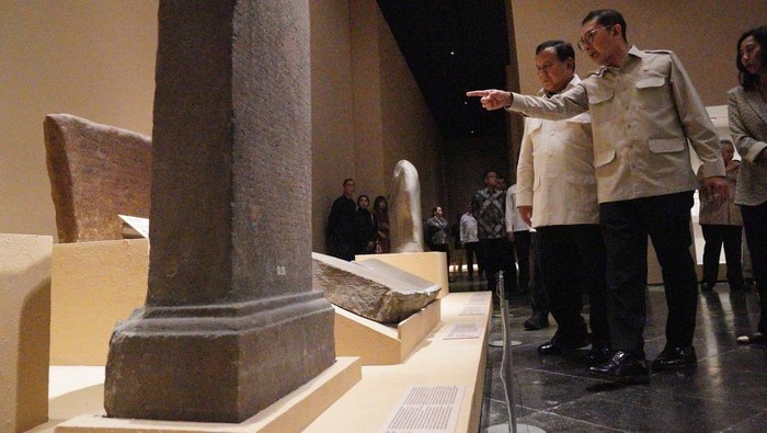 Presiden Prabowo Subianto menghabiskan waktu menjelang buka puasa atau ngabuburit dengan mengunjungi Museum Nasional, Jakarta Pusat. Prabowo datang bersama putranya, Didit Hediprasetyo.