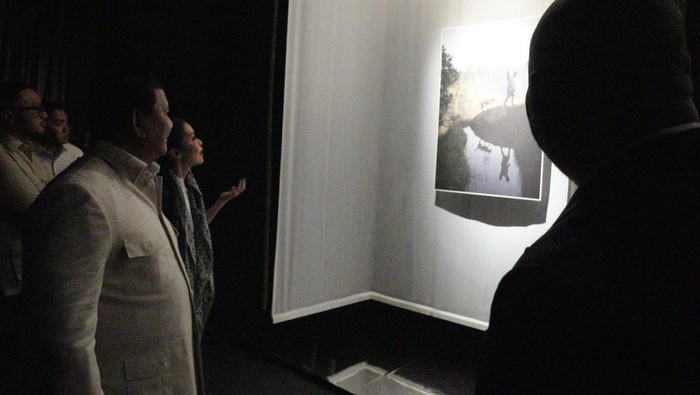 Presiden Prabowo Subianto menghabiskan waktu menjelang buka puasa atau ngabuburit dengan mengunjungi Museum Nasional, Jakarta Pusat. Prabowo datang bersama putranya, Didit Hediprasetyo.