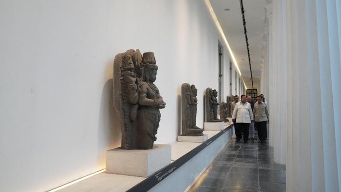 Presiden Prabowo Subianto menghabiskan waktu menjelang buka puasa atau ngabuburit dengan mengunjungi Museum Nasional, Jakarta Pusat. Prabowo datang bersama putranya, Didit Hediprasetyo.