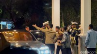 Jokowi-Gibran Pulang Semobil Usai Hadiri Diskusi Bareng Prabowo di Istana