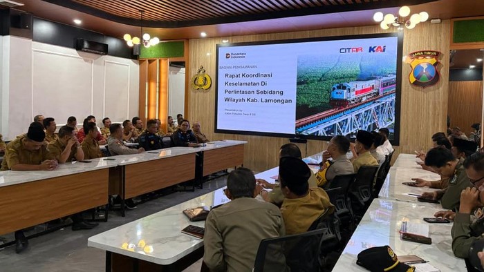 Rapat koordinasi (rakor) membahas perlintasan KA di Lamongan bagian dari persiapan Operasi Ketupat Semeru 2026.