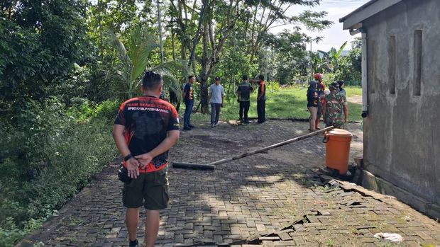 Rekahan tanah yang muncul di salah satu perumahan di Argosari, Sedayu, Bantul, Rabu (4/3/2026). Rekahan tanah yang muncul di salah satu perumahan di Argosari, Sedayu, Bantul, Rabu (4/3/2026).