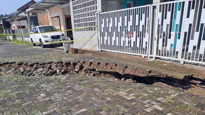 Rekahan tanah yang muncul di salah satu perumahan di Argosari, Sedayu, Bantul, Rabu (4/3/2026).