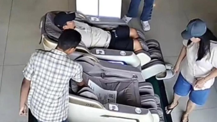Rekaman CCTV penjaga kursi pijat di Stasiun Gubeng yang dituduh mencuri gelang emas milik konsumen.