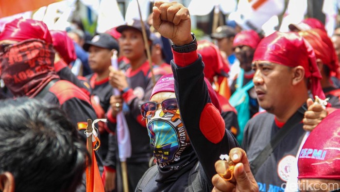 Ribuan buruh yang tergabung dalam Federasi Serikat Pekerja Metal Indonesia (FSPMI) bersama Partai Buruh menggelar aksi unjuk rasa di depan kantor Kementerian Ketenagakerjaan (Kemenaker), Jakarta Selatan, Rabu (4/3/2026). Massa mulai berkumpul sejak p