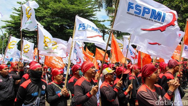 Ribuan Buruh Geruduk Kemenaker, Tolak Impor Mobil hingga Tuntut THR Tanpa Pajak