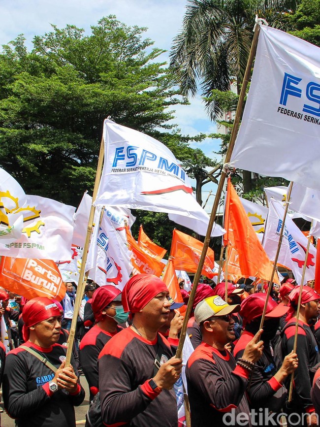 Ribuan Buruh Geruduk Kemenaker, Tolak Impor Mobil hingga Tuntut THR Tanpa Pajak