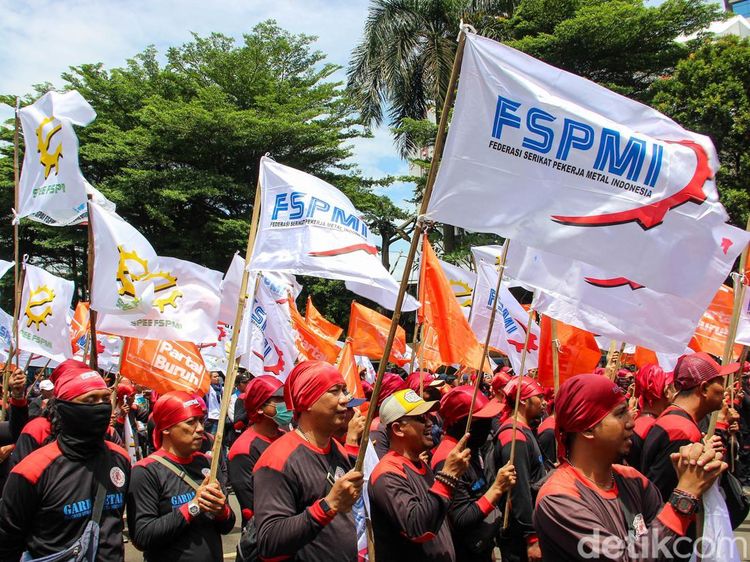 Ribuan Buruh Geruduk Kemenaker, Tolak Impor Mobil hingga Tuntut THR Tanpa Pajak