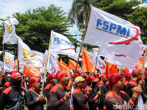 Ribuan Buruh Geruduk Kemenaker, Tolak Impor Mobil hingga Tuntut THR Tanpa Pajak
