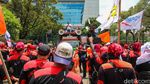Ribuan Buruh Geruduk Kemenaker, Tolak Impor Mobil hingga Tuntut THR Tanpa Pajak