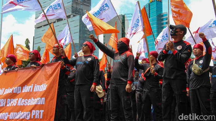 Ribuan buruh yang tergabung dalam Federasi Serikat Pekerja Metal Indonesia (FSPMI) bersama Partai Buruh menggelar aksi unjuk rasa di depan kantor Kementerian Ketenagakerjaan (Kemenaker), Jakarta Selatan, Rabu (4/3/2026). Massa mulai berkumpul sejak pukul 10.30 WIB, membawa spanduk dan poster berisi berbagai tuntutan terkait kebijakan ketenagakerjaan.