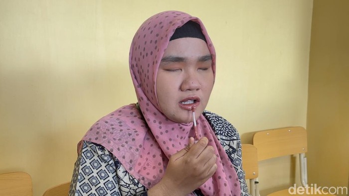 Riski Nurilawati (34), tunanetra asal Surabaya yang jago make up