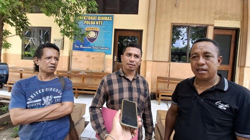 Ruben Otemusu, korban penipuan dan penggelapan (baju kaus hitam), seusai membuat laporan polisi di Polda NTT, Rabu (4/3/2026). (Yufengki Bria/detikBali)