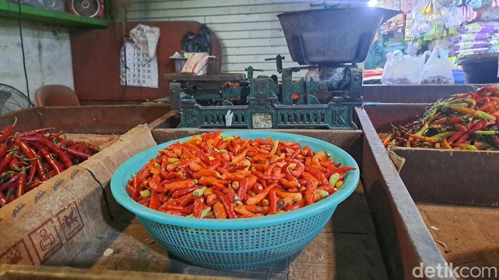 Salah satu lapak pedagang cabai di Pasar Wonokromo Surabaya.