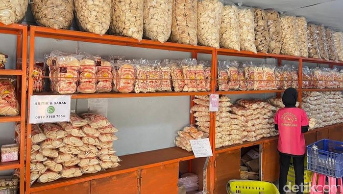 Salah satu usaha kerupuk kemplang di Palembang diserbu warga untuk oleh-oleh lebaran