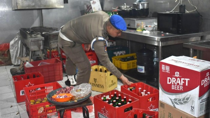 Satpol PP Surabaya menyita puluhan botol minuman beralkohol yang dijual di salah satu restoran saat Ramadan padahal sudah ada larangan.