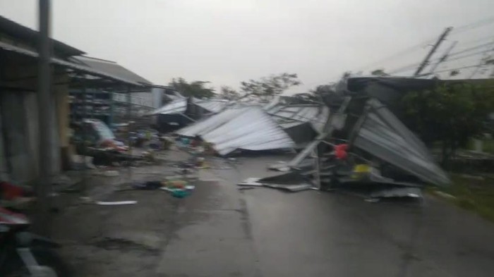 Sejumlah kios dan tiang listrik ambruk menutup jalan Banjarsari-Tambakbulusan, Kecamatan Sayung, Kabupaten Demak, Rabu (4/3/2026) sore.