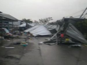 Angin Kencang Sapu Sayung Demak, Sejumlah Kios-Tiang Listrik Roboh