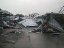 Angin Kencang Sapu Sayung Demak, Sejumlah Kios-Tiang Listrik Roboh