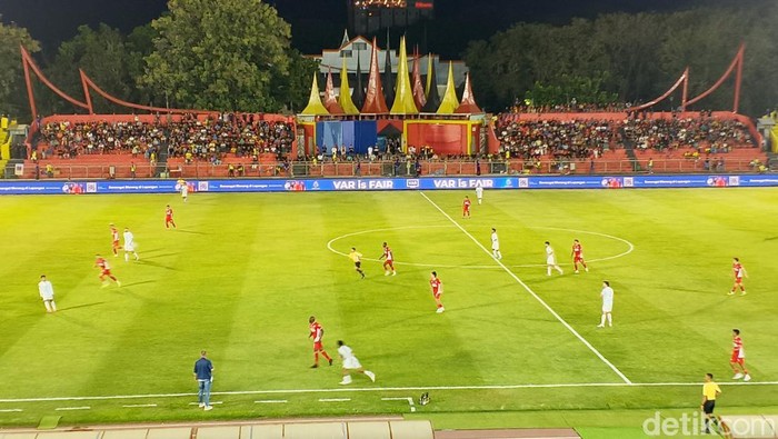 Semen Padang FC vs PSIM Yogyakarta.