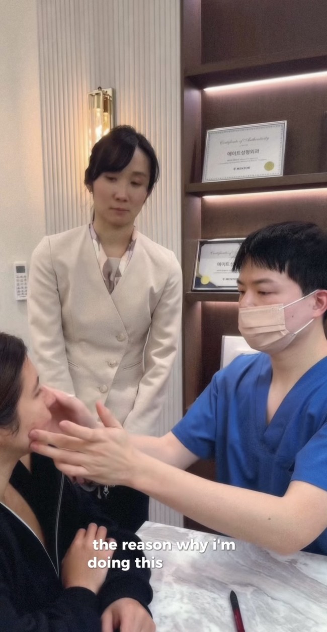 Melalui akun Instagram pribadinya putri Wulan Guritno, Shalom Razade membeberkan alasannya memilih menjalani operasi plastik di Korea. Diketahui sebelumnya Wulan sudah lebih dulu membagikan pengalamannya menjalani oplas face lifting di sana. Foto: Instagram/@sharazaaa