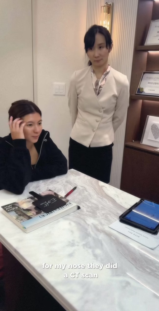 Meski sama-sama menjalani operasi plastik di Korea namun Shalom dan Wulan memilih klinik kecantikan yang berbeda. Jika sebelumnya Wulan di NANA Plastic Surgery Hospital Korea, Shalom memilih menjalani oplas pertamanya di Eight Plastic Surgery Hospital. Foto: Instagram/@sharazaaa