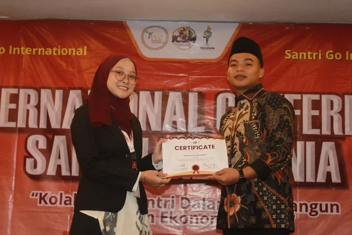 Sheema Hunafa Qudsi menerima sertifikat penghargaan pada ajang International Conference Santri Mendunia yang digelar di tingkat internasional